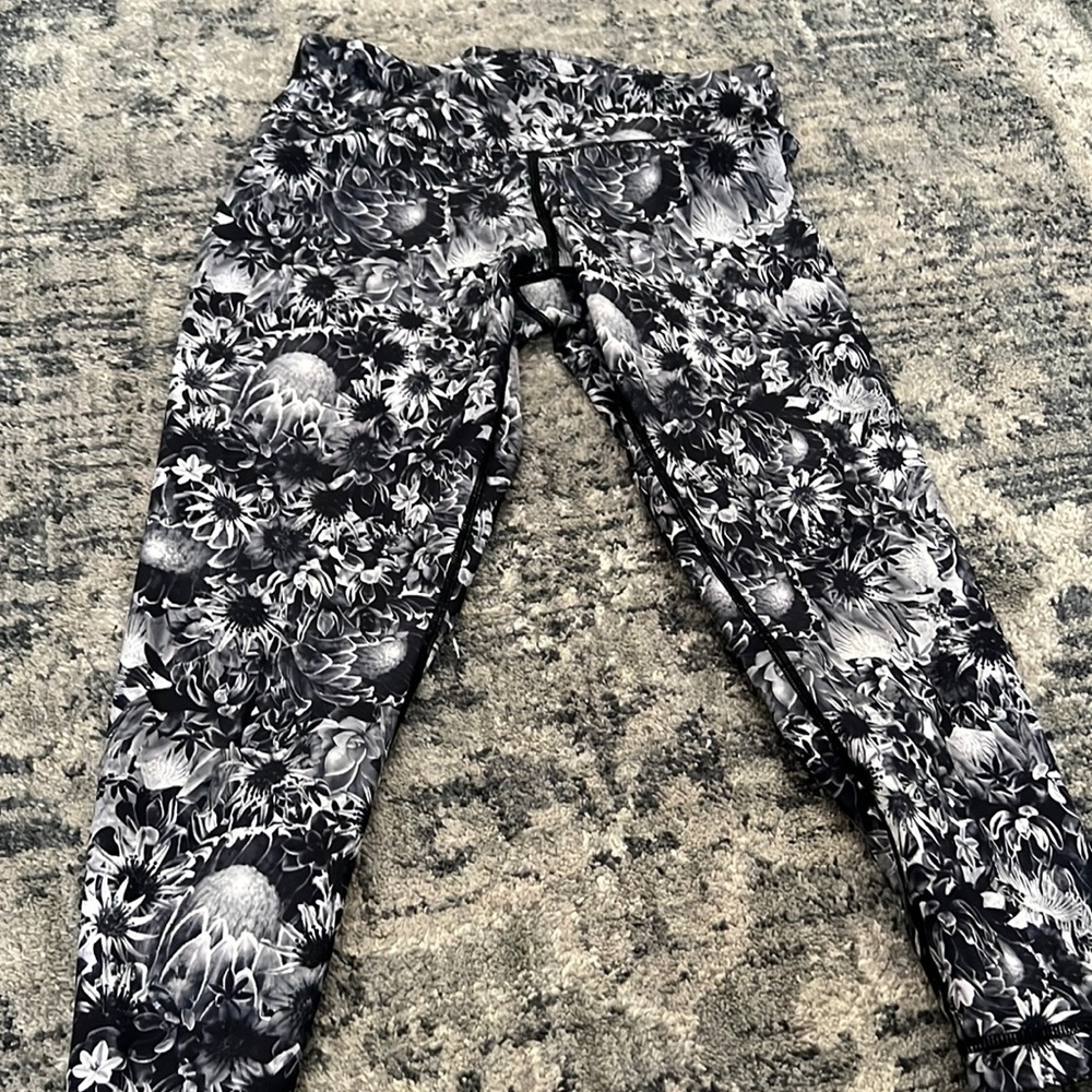 Floral lululemon capris